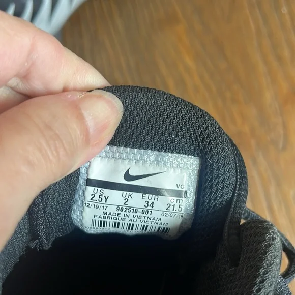 Nike Alpha black & gray size 2.5Y cleats. Used but really good condition! - Picture 10 of 11